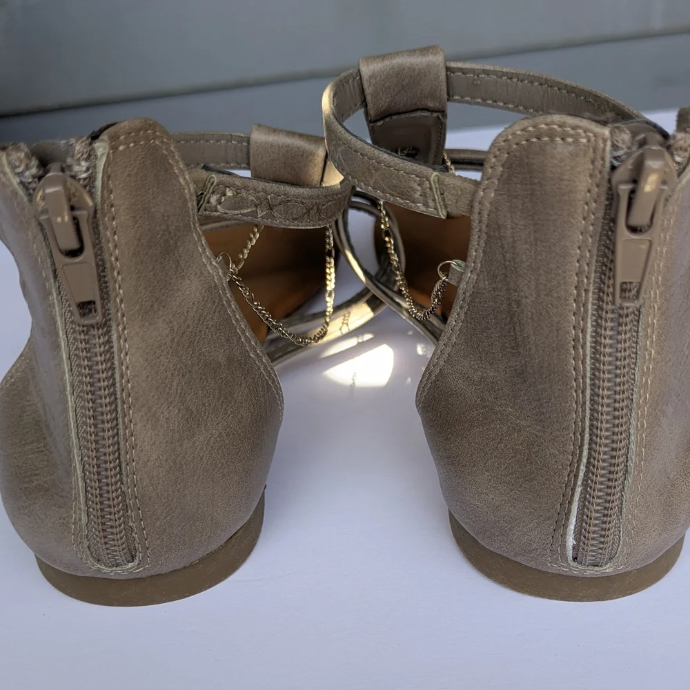 Elegant Beige Sandals with Chain Detail - Picture 2 of 5